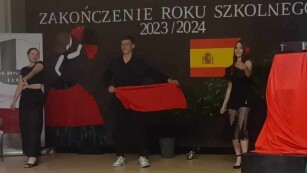 wychowankowie BS1 przedstawiający taniec hiszpański